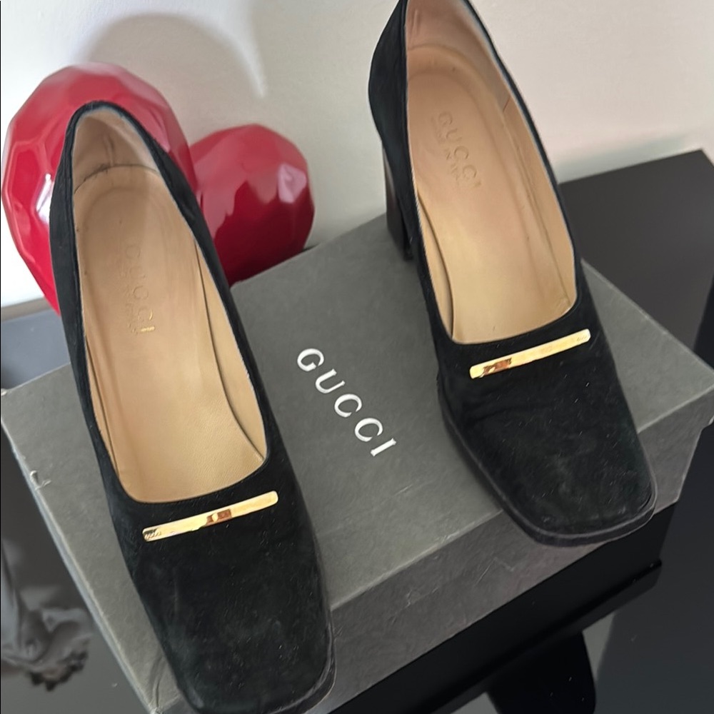 Gucci Black Heels with Sophisticated Design